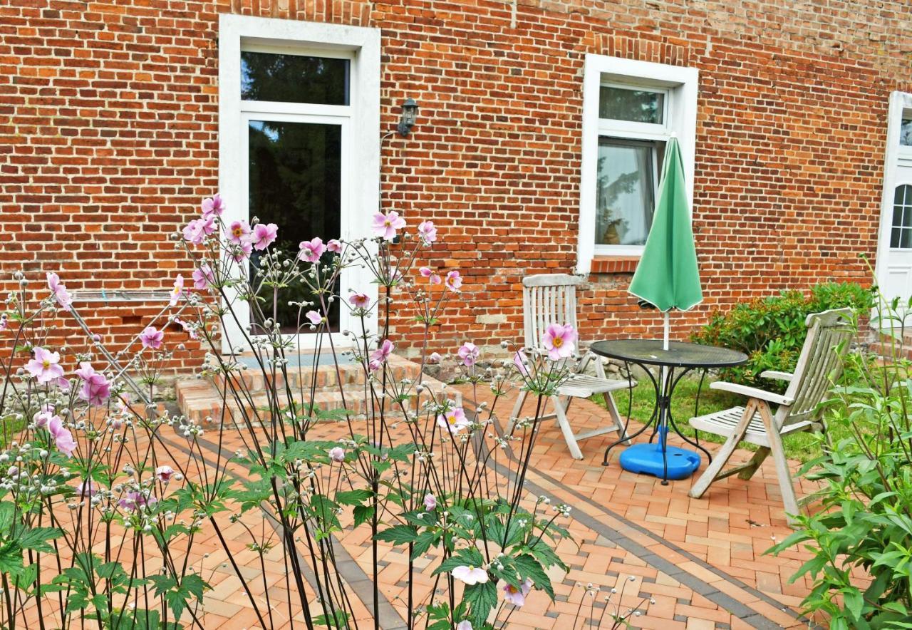 Ferienwohnungen Im Gutshaus Gnies Exterior photo